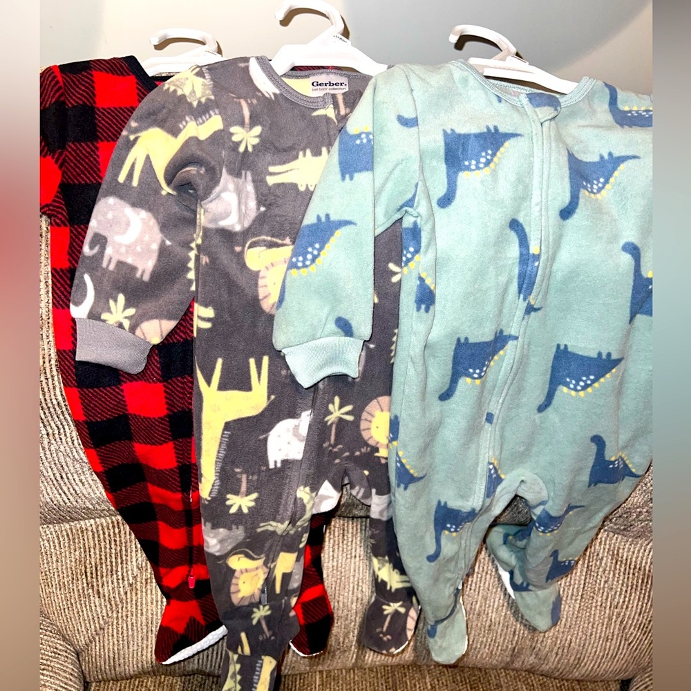 3 PACK FLEECE SLEEPERS 6-9 MONTHS
